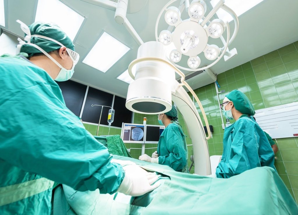 médicos fazendo cirurgia doença de peyronie