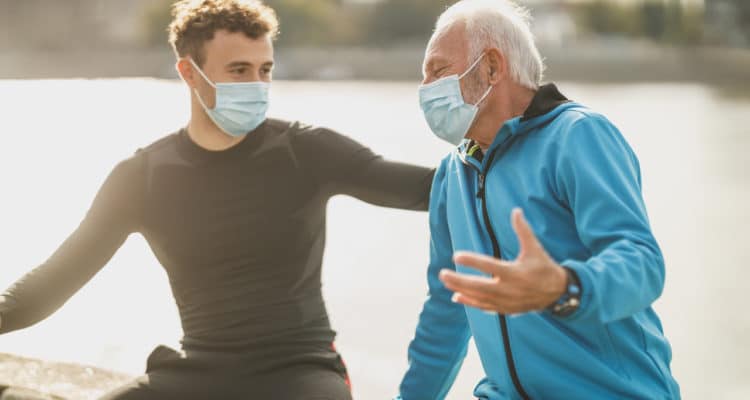 Homens conversando, indicando a importância do hormônio testosterona para a saúde masculina