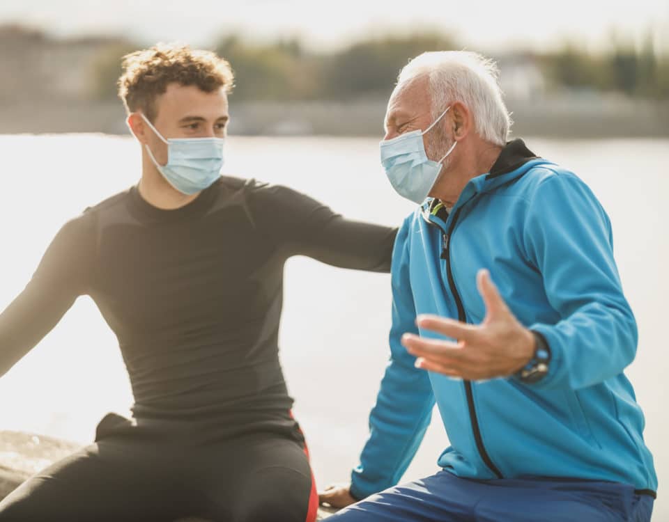 Homens conversando, indicando a importância do hormônio testosterona para a saúde masculina