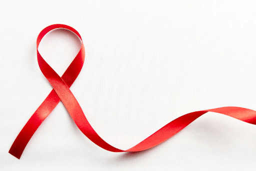 Imagem de um fundo branco e uma fita vermelha para simbolizar o Dia Mundial de Combate à AIDS