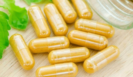 Imagem de vários medicamentos de cor amarela para simbolizar para que serve a ioimbina