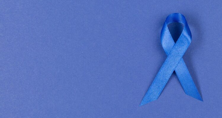 Imagem de uma capa azul com uma fitinha azul em homenagem e para simbolizar como prevenir o câncer de próstata
