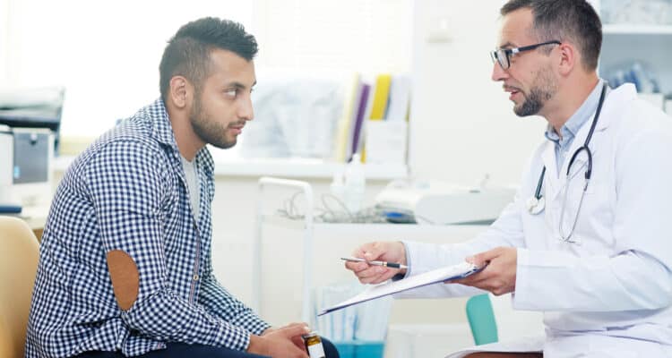 homem na andropausa consultando com o médico