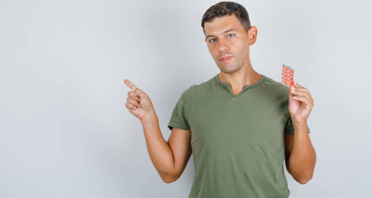 homem usando medicação para hiperplasia prostática benigna
